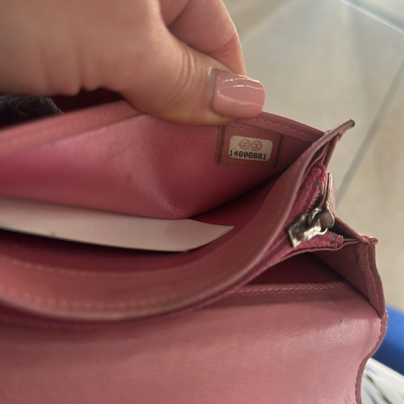 CHANEL 100% Authentic, needs a little touch of professional paint - Picture 6 of 7